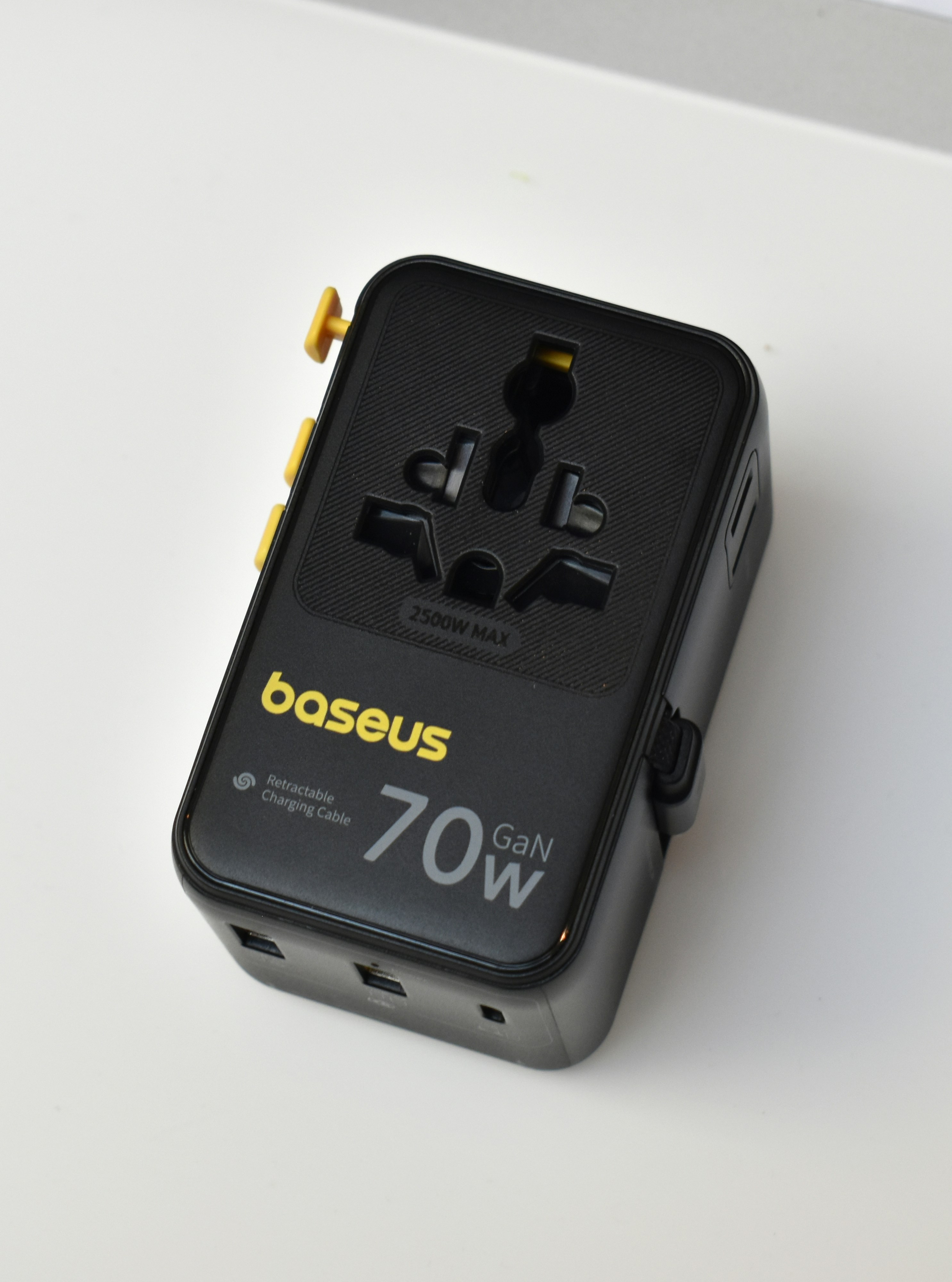 7 Best Universal Travel Adapters for Digital Nomads in 2026