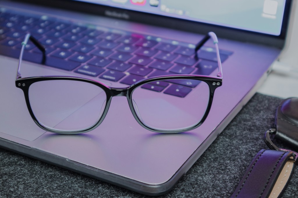 The 7 Best Blue Light Glasses for Digital Nomads in 2026