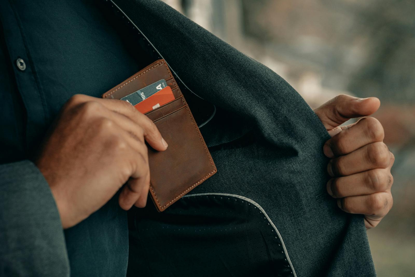 The 7 Best Travel Wallets for Digital Nomads in 2026